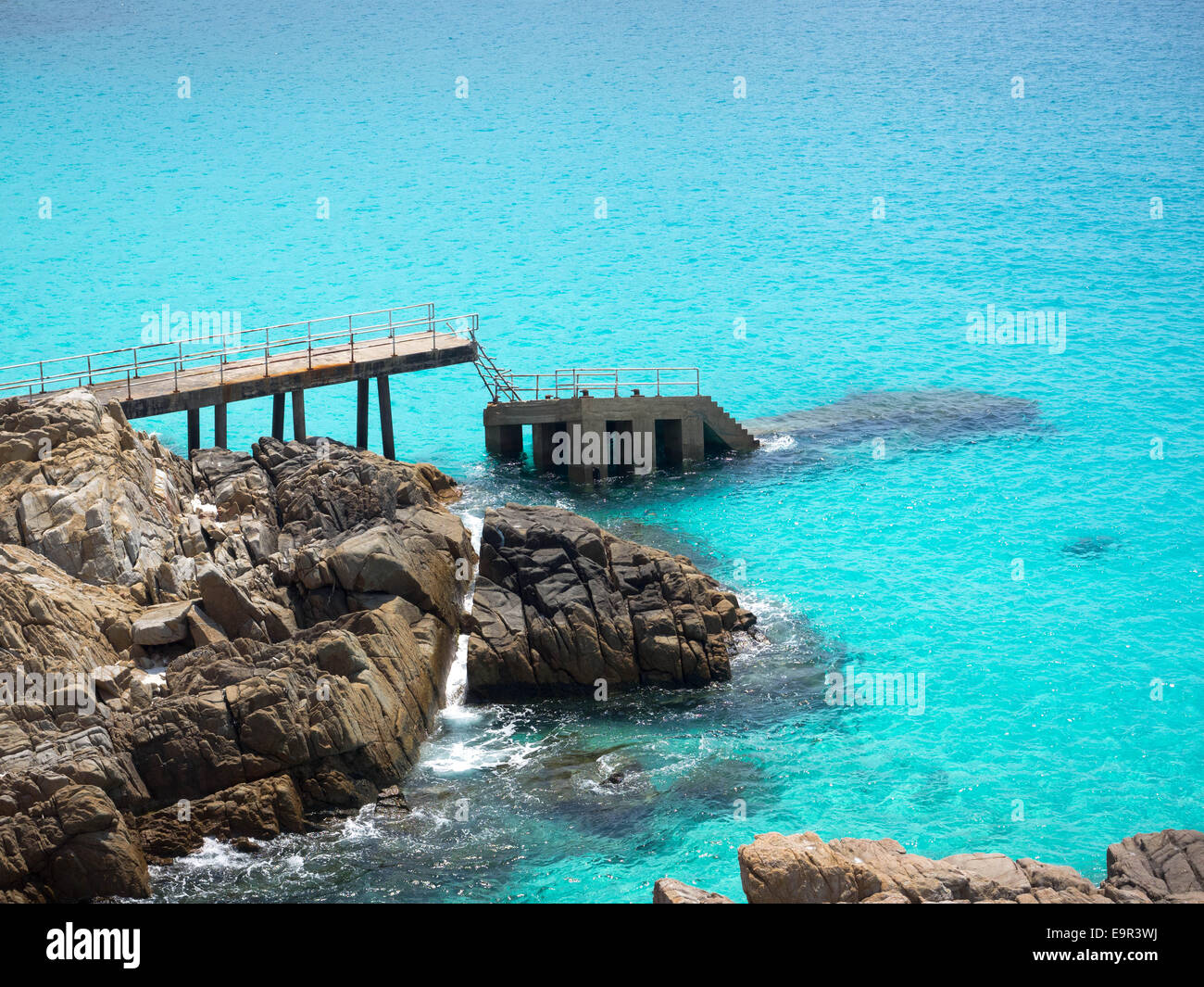 Versunkene Pier in das türkisfarbene Wasser der Insel Perhentian Kecil, Malaysia. Stockfoto