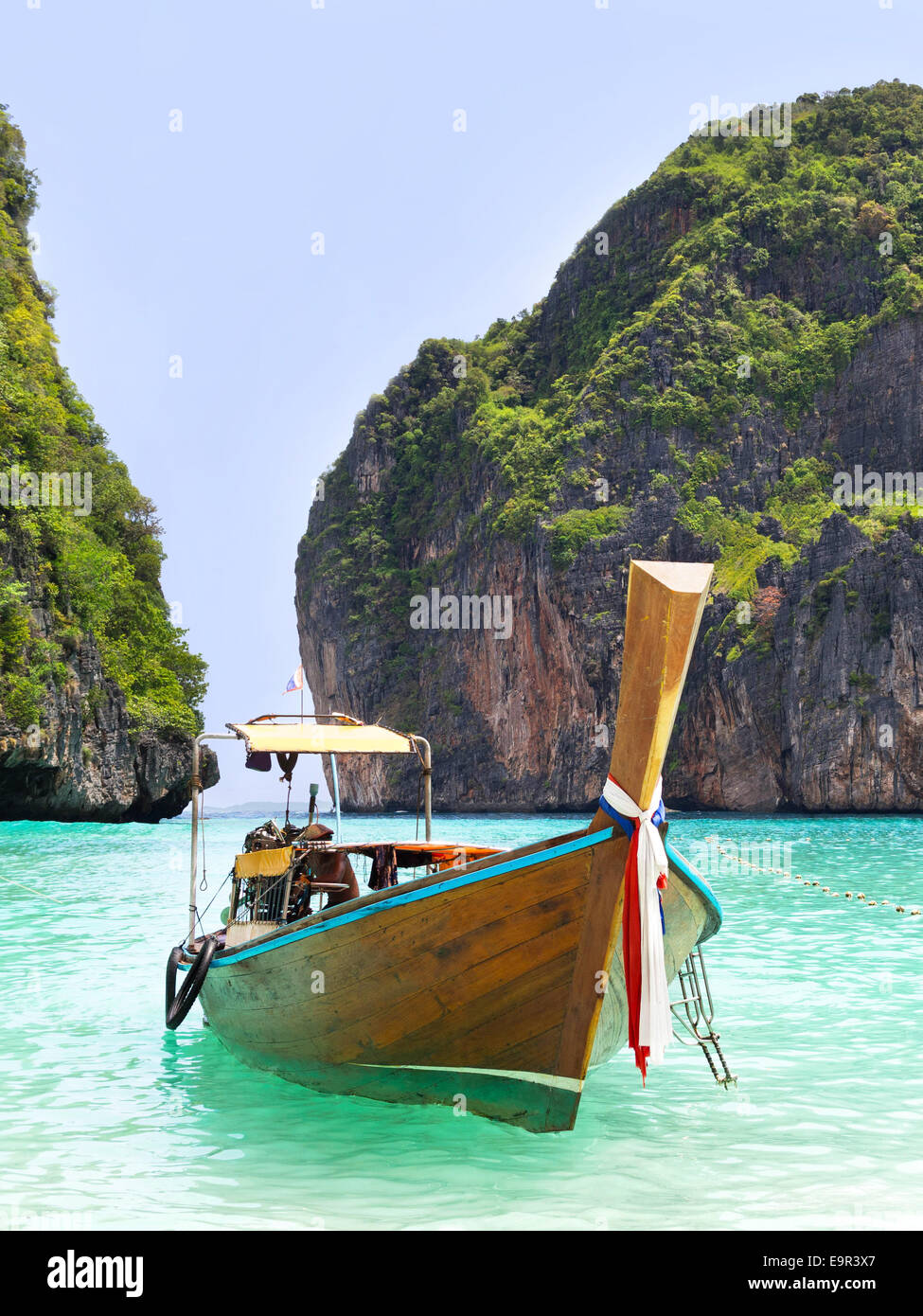 Den traditionellen thailändischen Longtail Boot im Maya Bay in Ko Phi Phi Island, Krabi Thailand. Stockfoto