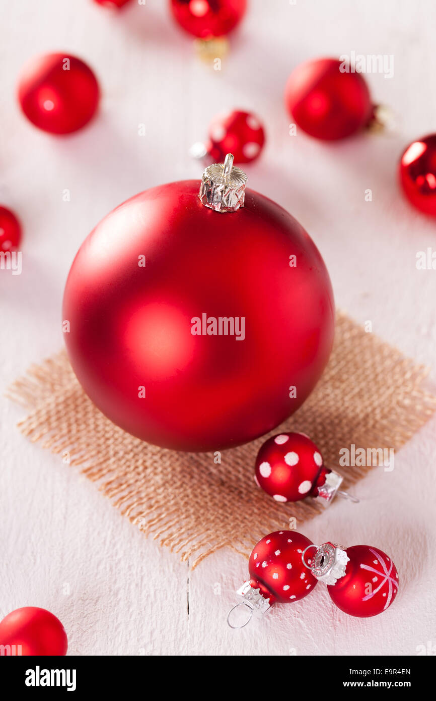 Unter dem Motto Weihnachten Hintergrund mit einer großen Kugel auf ein  Quadrat von rustikalen hessische umgeben von kleinen Deko-Kugeln mit polk  Stockfotografie - Alamy
