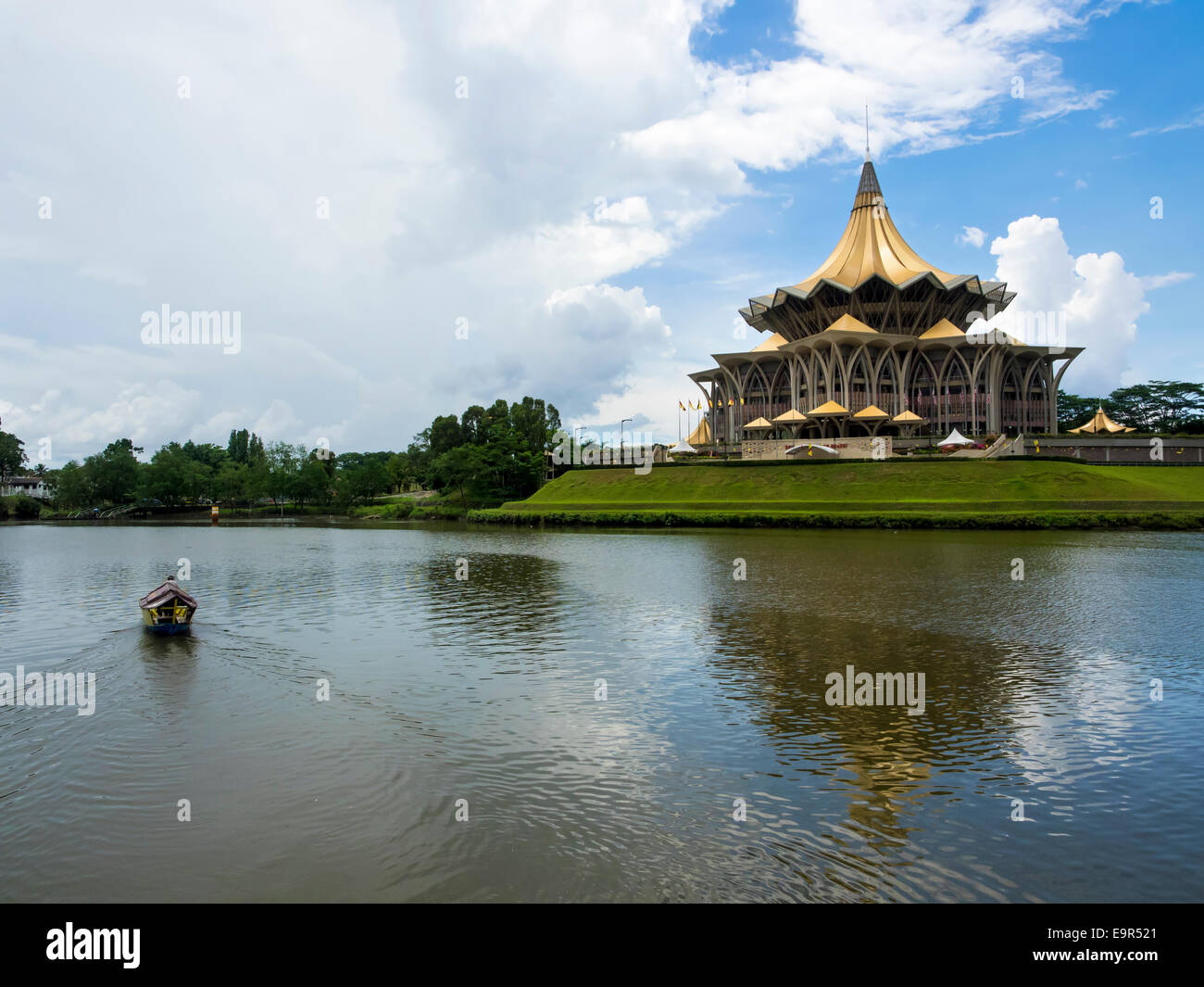 Die ikonischen Sarawak Zustand gesetzgebenden Versammlung Gebäude (Dewan Undangan Negeri) von der Uferpromenade in Kuching, Sarawak, Malaysia. Stockfoto