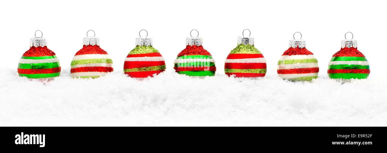 Grenze der bunte Christbaumkugeln im Neuschnee über weiß Stockfoto