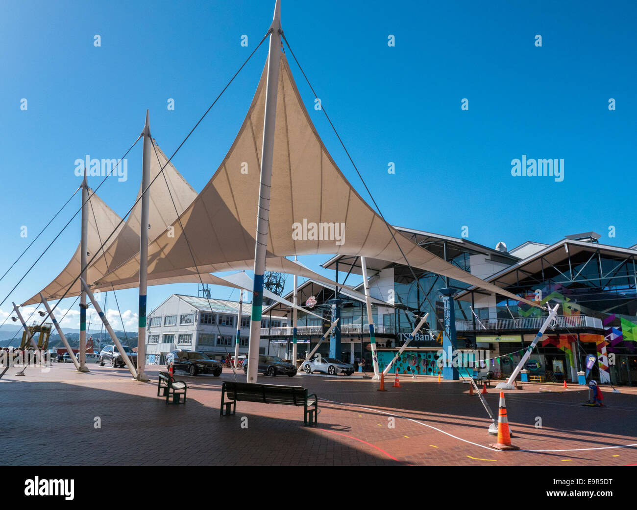 Vordächer und Geländer in Queens Wharf, Wellington Waterfront, Wellington New Zealand Stockfoto