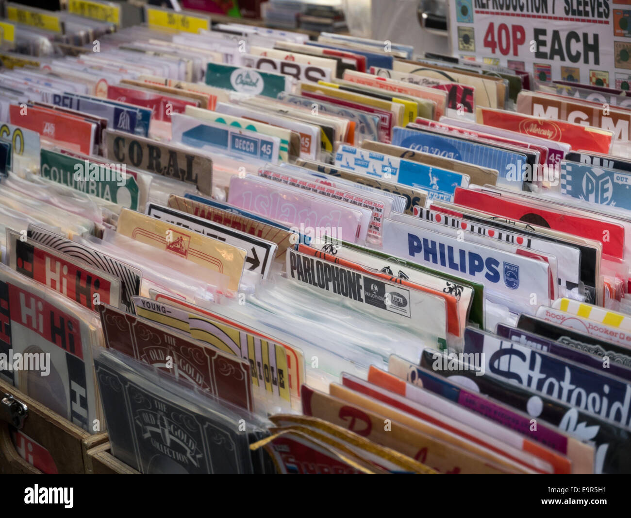 45 Schallplatten zum Verkauf an einem Marktstand Stockfoto