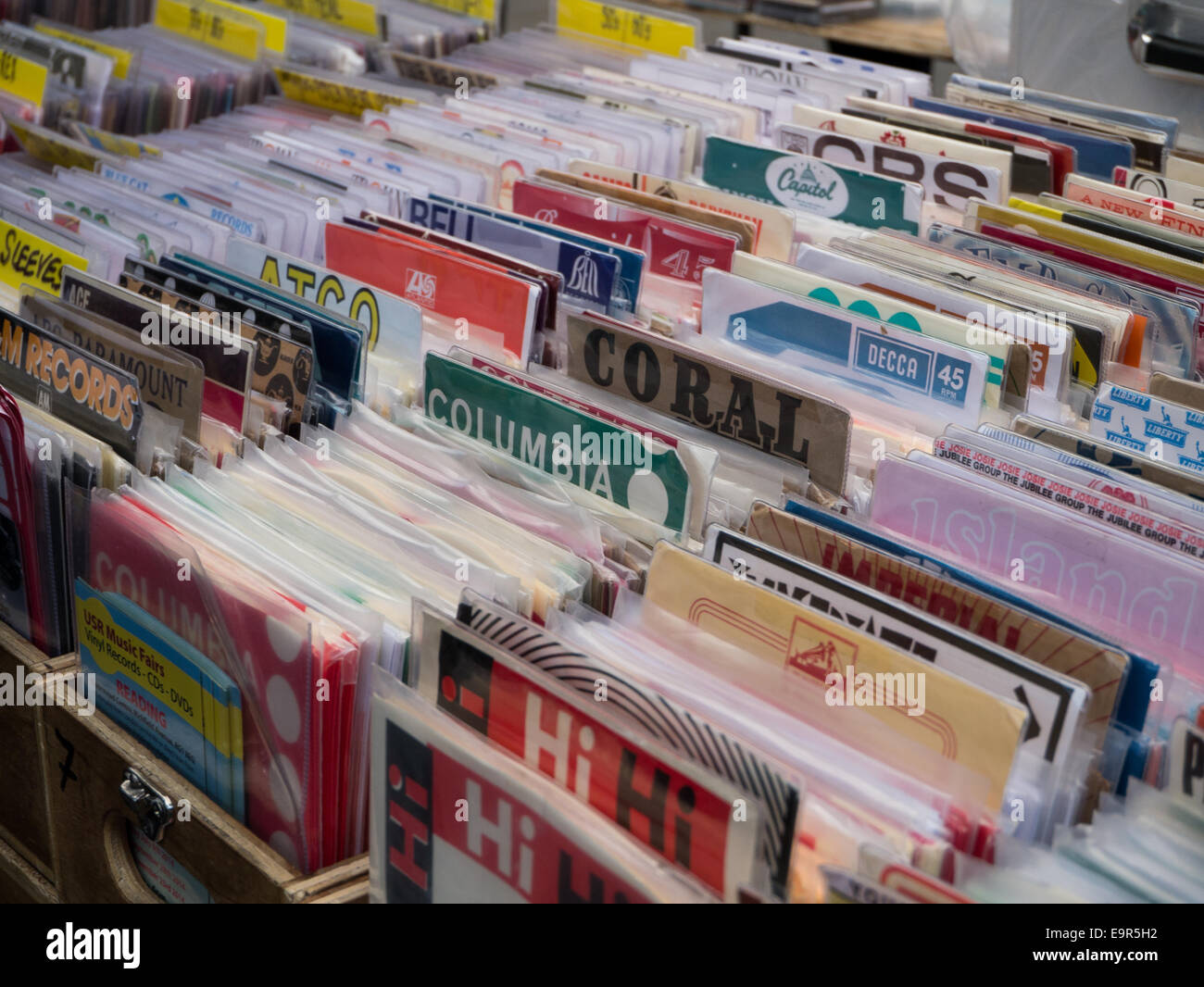 45 Schallplatten zum Verkauf an einem Marktstand Stockfoto