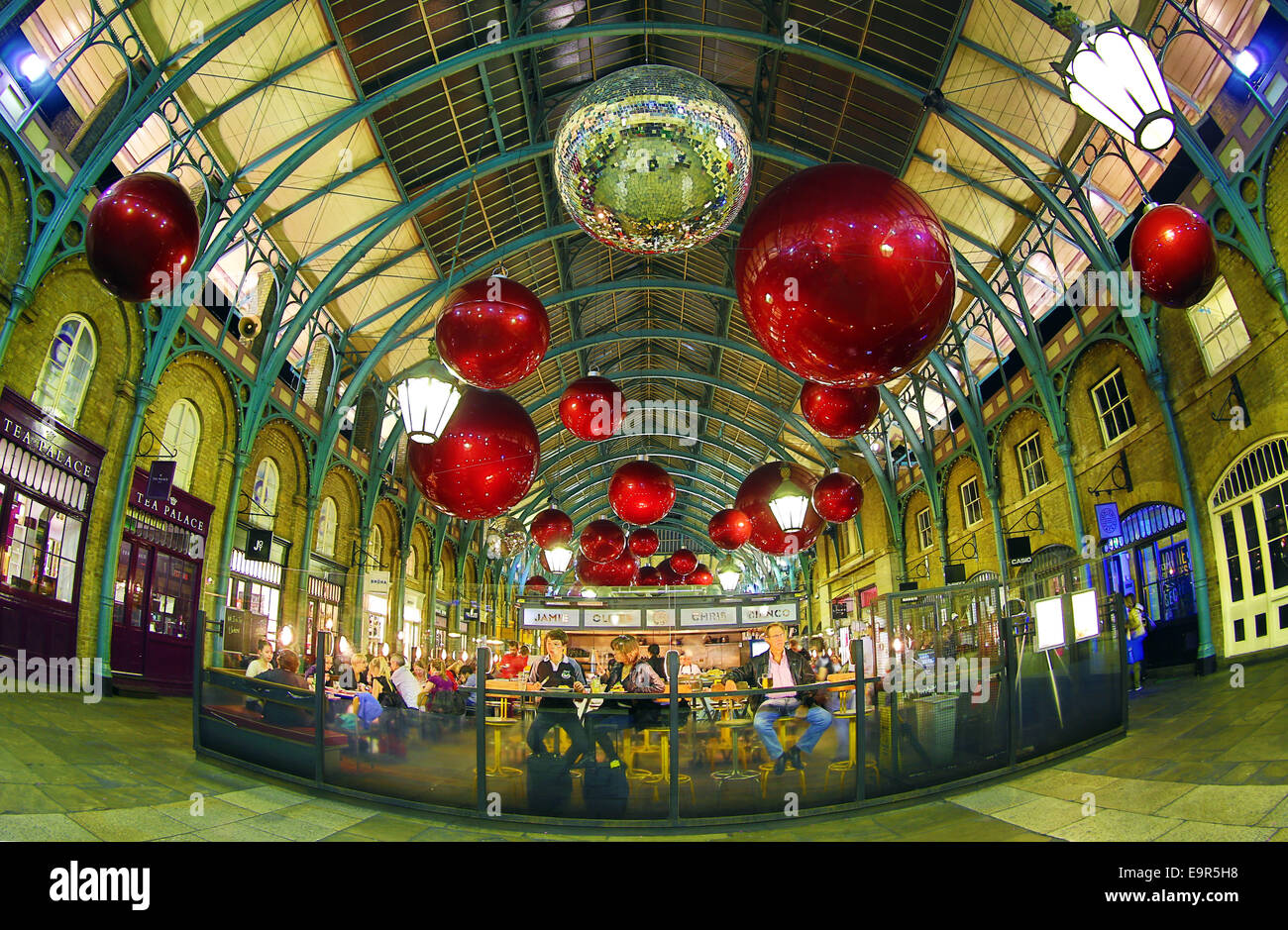 London, UK. 31. Oktober 2014. Die Weihnachtsdekorationen Covent Garden in London sind vor Ende Oktober gestiegen, obwohl die Lichter werden nicht offiziell bis zum 4. November eingeschaltet werden. Die Dekorationen haben die Form von riesigen roten Xmas Christbaumkugeln und Silber Disco-Kugeln. Bildnachweis: Paul Brown/Alamy Live-Nachrichten Stockfoto