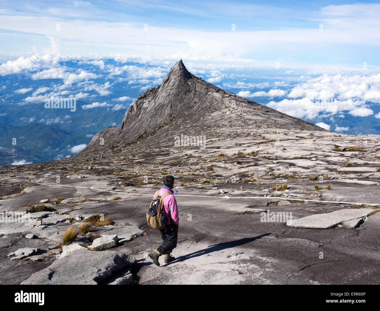 Bergsteiger zu Fuß an der Spitze des Mount Kinabalu in Sabah, Ost-Malaysia. Stockfoto