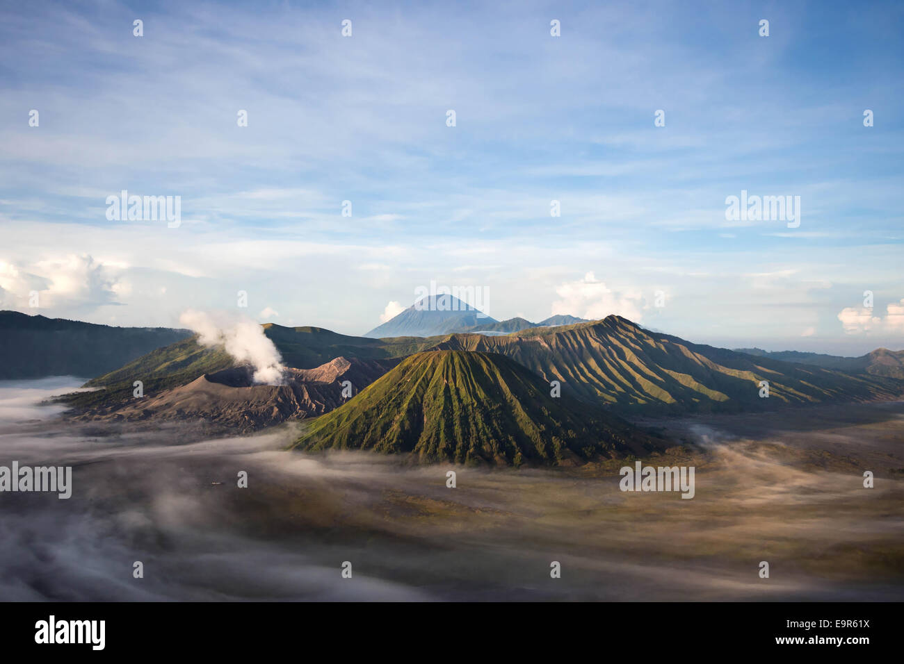 Mount Bromo, Gunung Semeru und Mount Batok, Zentral-Java, Indonesien. Stockfoto