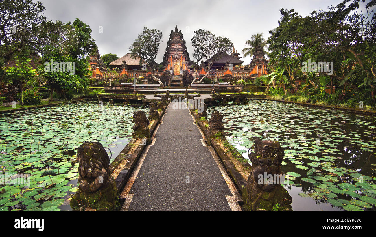 Lotus-Teich und Tempel Pura Saraswati in Ubud, Bali, Indonesien. Stockfoto