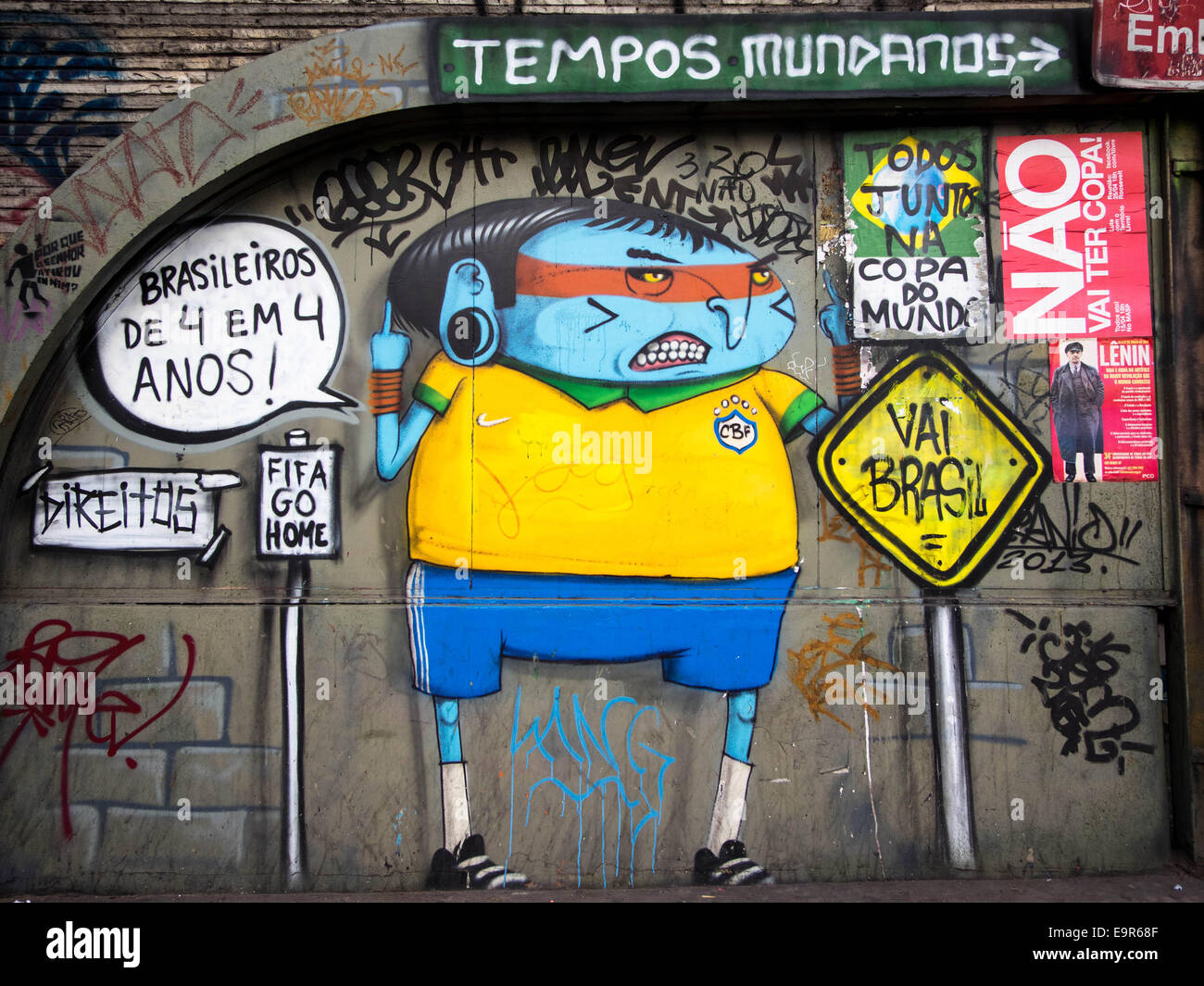 Anti-Welt Cup Street Art Protest in Sao Paulo, Brasilien. Stockfoto