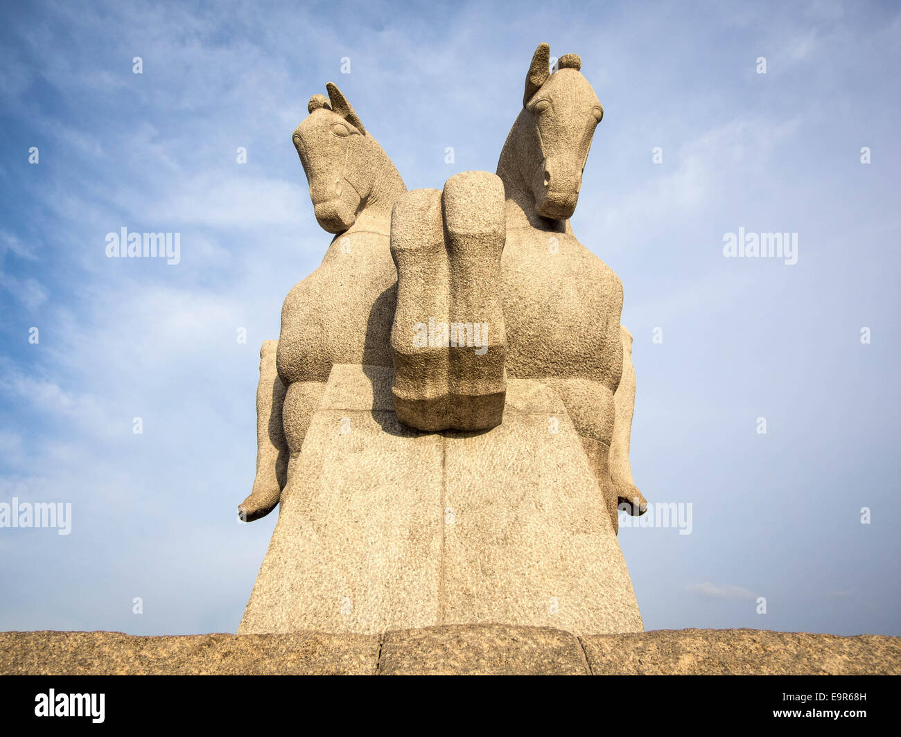 Das kultige Bandeiras Denkmal, aka Empurra-Empurra, im Ibirapuera Park in Sao Paulo, Brasilien. Stockfoto