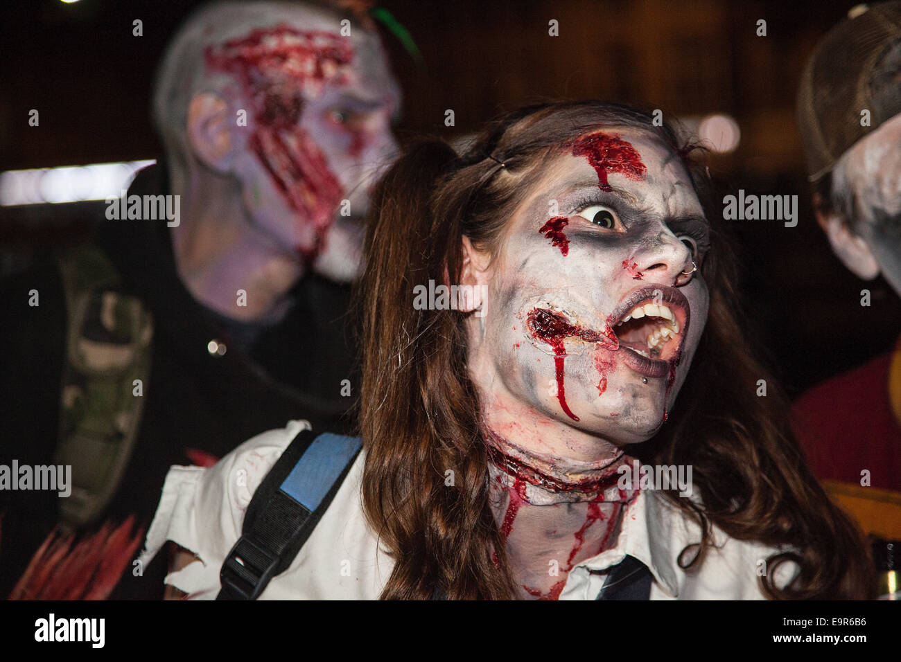 Bristol, UK. 31. Oktober 2014. Hunderte erwies sich als Zombies verkleidet und in Kunstblut auf Bristols jährlichen Zombie Walk die Parade durch die Innenstadt abgedeckt. Die Wanderung ist zeitlich zusammenfallen mit Halloween. Bildnachweis: Redorbital Fotografie/Alamy Live-Nachrichten Stockfoto