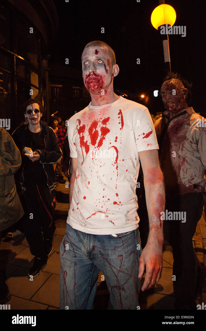 Bristol, UK. 31. Oktober 2014. Hunderte erwies sich als Zombies verkleidet und in Kunstblut auf Bristols jährlichen Zombie Walk die Parade durch die Innenstadt abgedeckt. Die Wanderung ist zeitlich zusammenfallen mit Halloween. Bildnachweis: Redorbital Fotografie/Alamy Live-Nachrichten Stockfoto