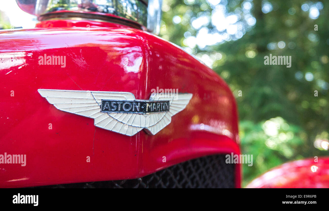 Nahaufnahme einer klassischen Aston Martin Logo-Plakette Stockfoto