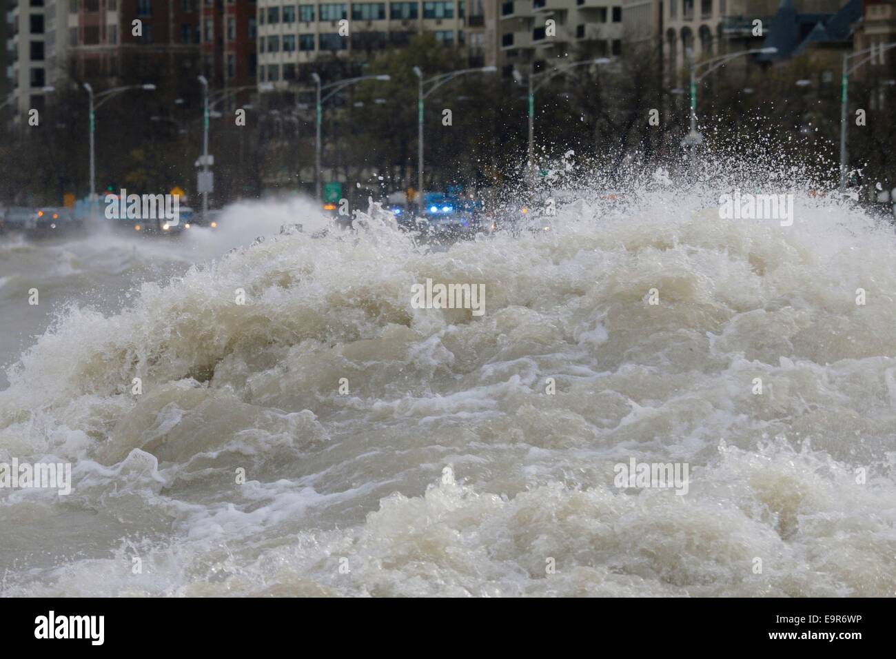 Chicago, Illinois, USA. 31. Oktober 2014. Huge Lake Michigan Wellen ausgelöst durch Sturm zwingen Winde gezwungen die Schließung der in nördlicher Richtung Gassen von Lake Shore Drive, im Hintergrund über die tosenden Wasser zu sehen. Orkanartigen Winden produziert Wellen von über 20 Fuß gemessen an einer NOAA Wetter Boje weit heraus auf den großen See. Bildnachweis: Todd Bannor/Alamy Live-Nachrichten Stockfoto