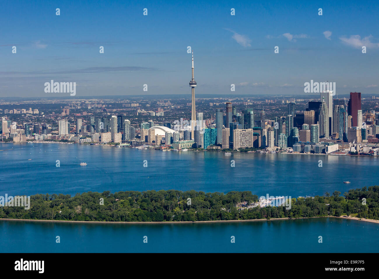 Luftaufnahme der Skyline von Toronto mit Toronto Island im Vordergrund. Stockfoto