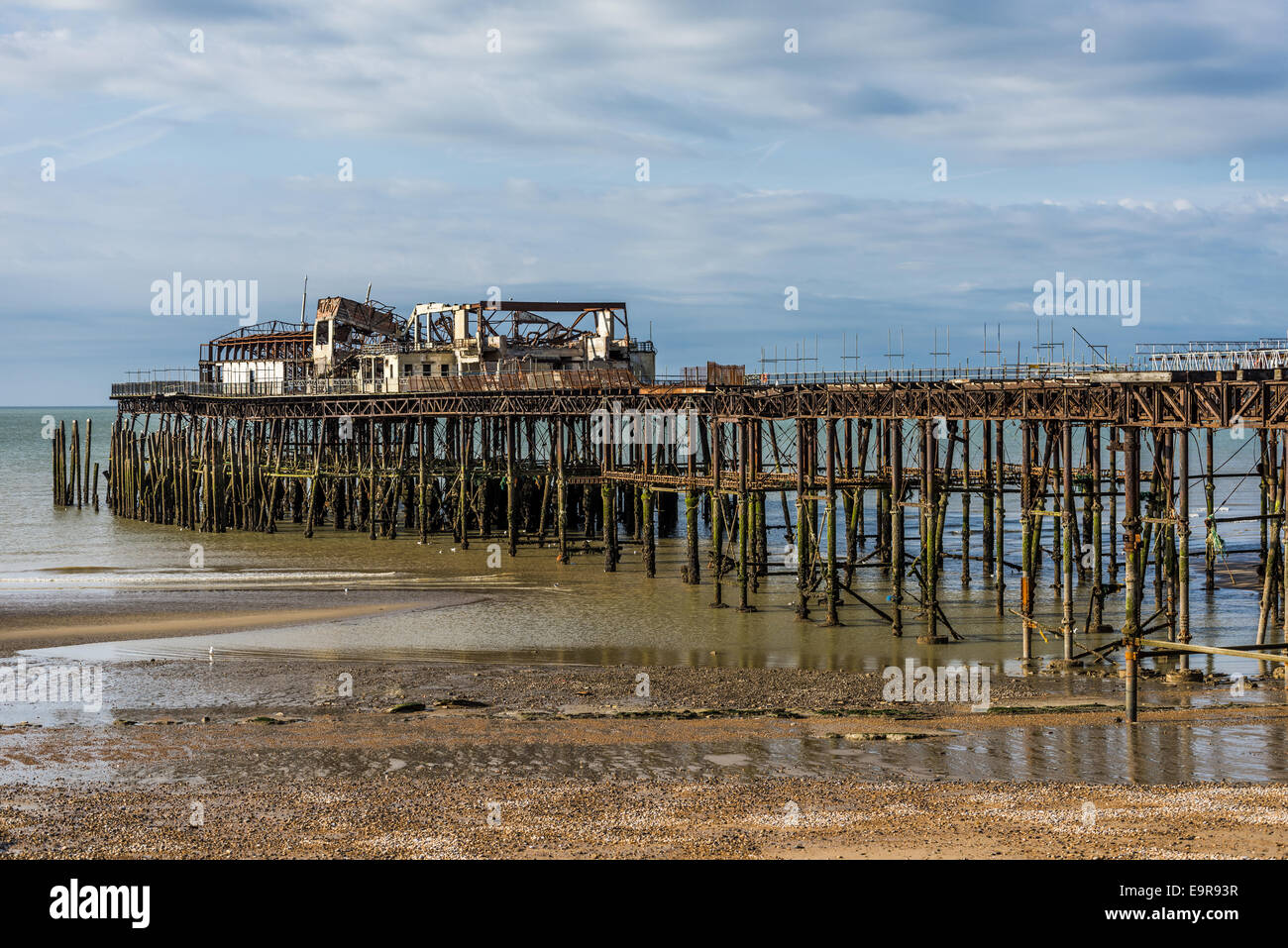 Strand und Pier in Hastings, ein beliebter Badeort an der Südküste von England ausgebrannt Stockfoto