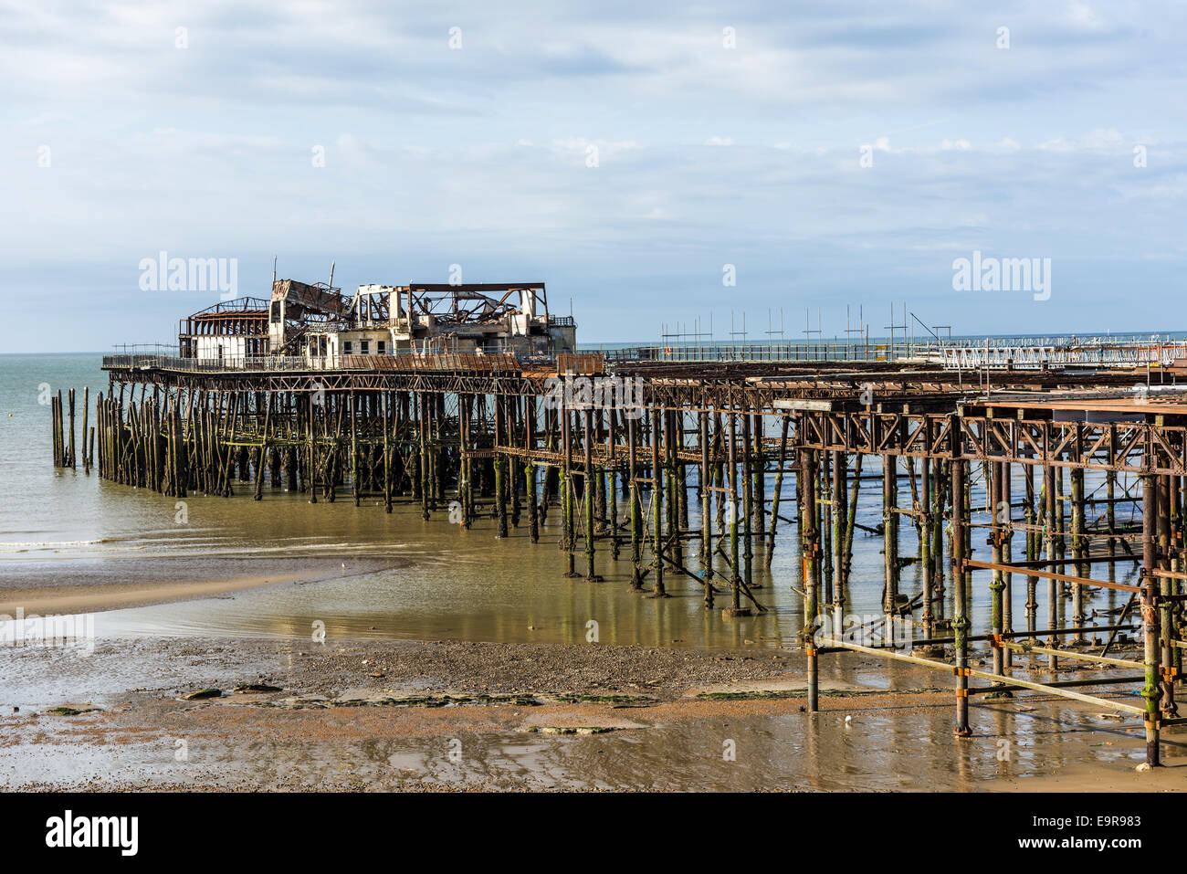 Strand und Pier in Hastings, ein beliebter Badeort an der Südküste von England ausgebrannt Stockfoto