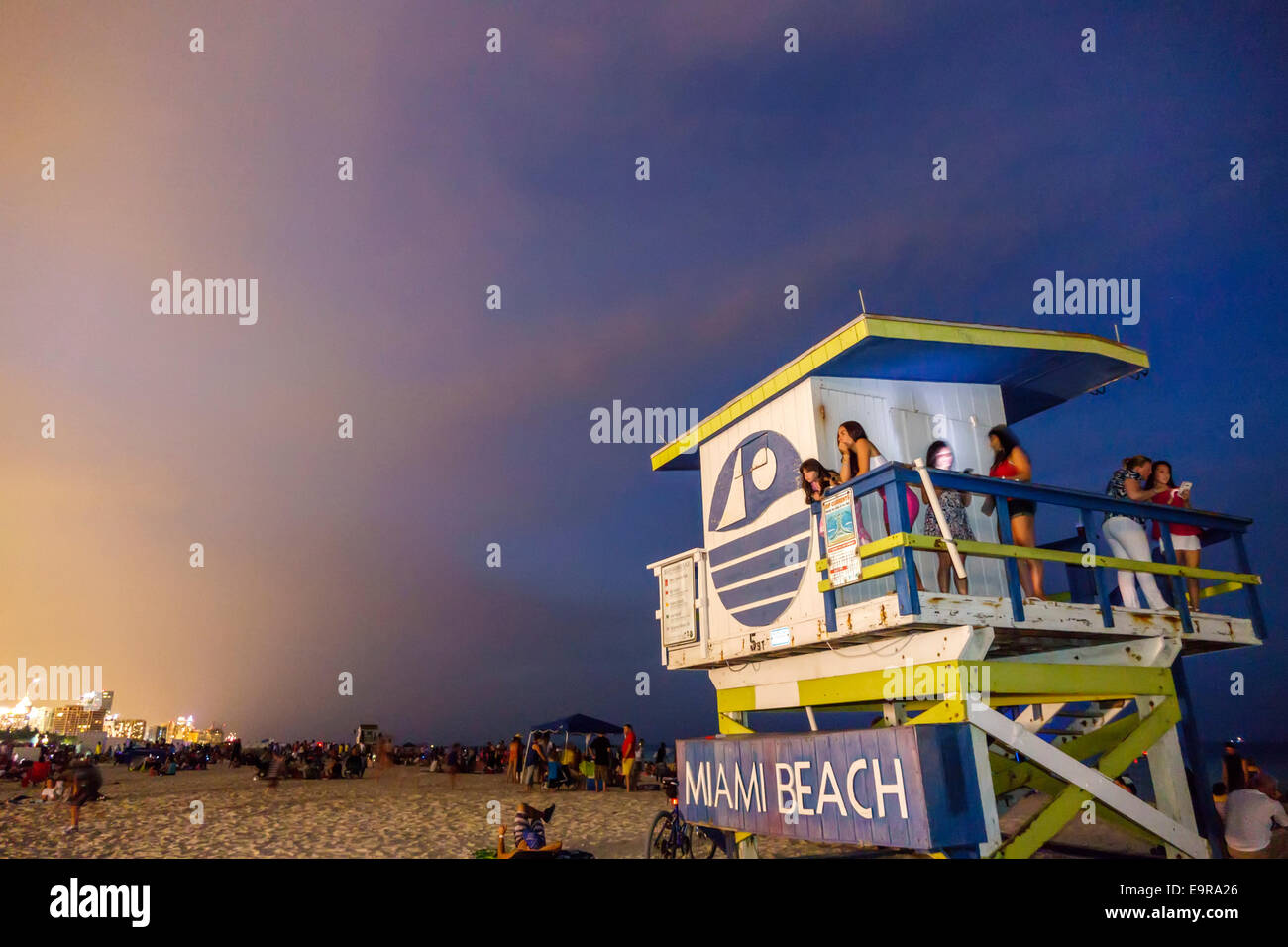 Miami Beach, Florida, Rettungsschwimmerstation, Nachtabend, Sand, öffentlich, FL140704010 Stockfoto
