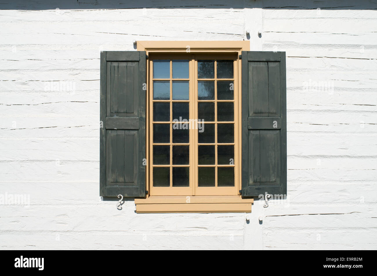 Holz-Fenster und Fensterläden Fort William Historical Park, Thunder Bay, Ontario, Kanada. Stockfoto