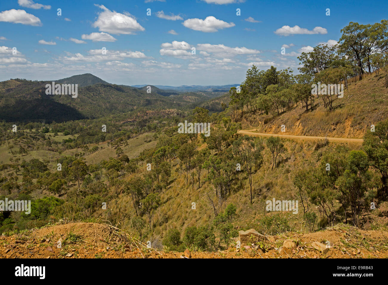Australische Landschaft mit weiten Blick von bewaldeten Bereiche, Gipfel, Täler der Great Dividing Range unter blauem Himmel Stockfoto
