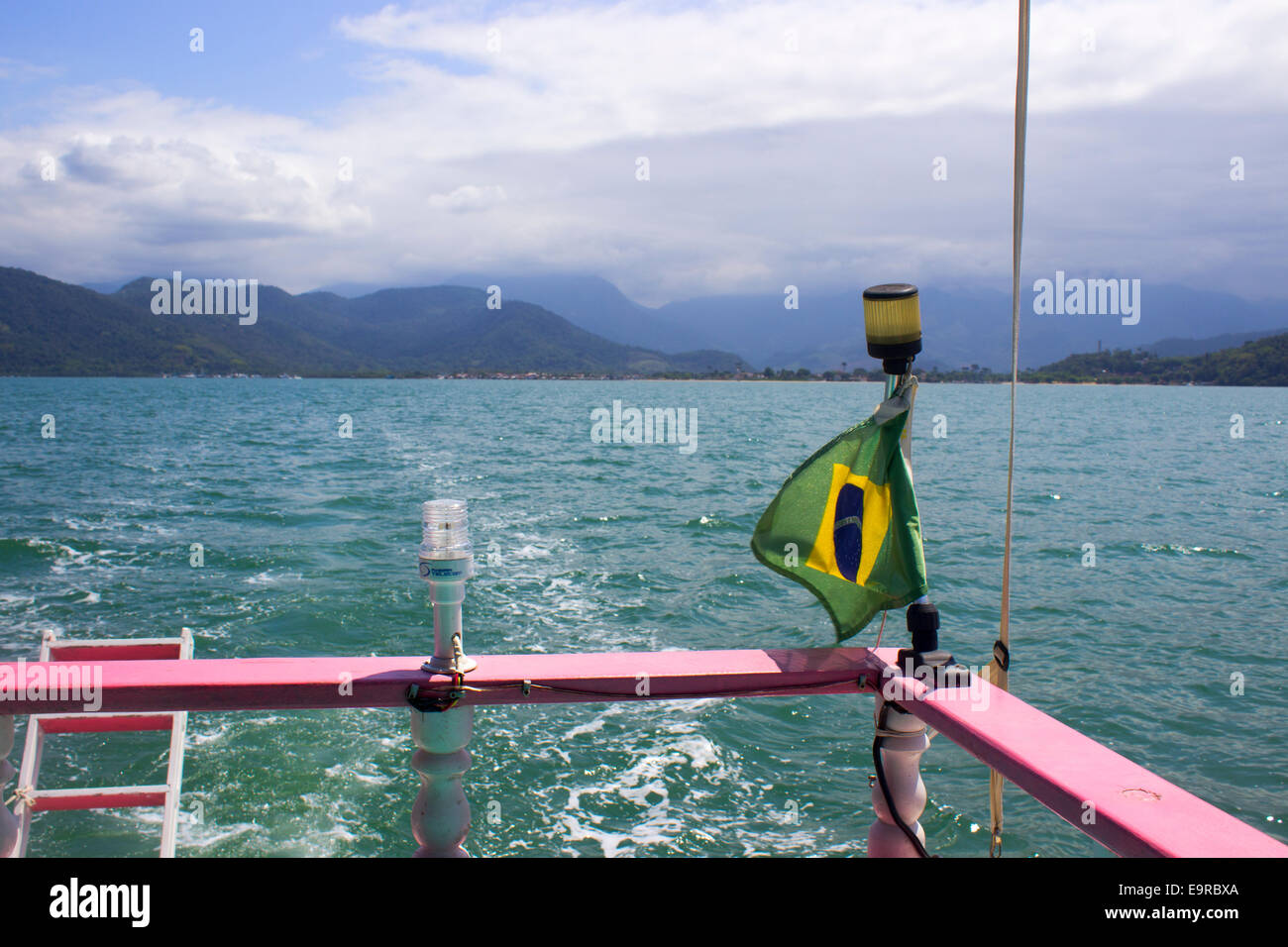 Brasilianische Flagge auf einem rosa Boot Stockfoto