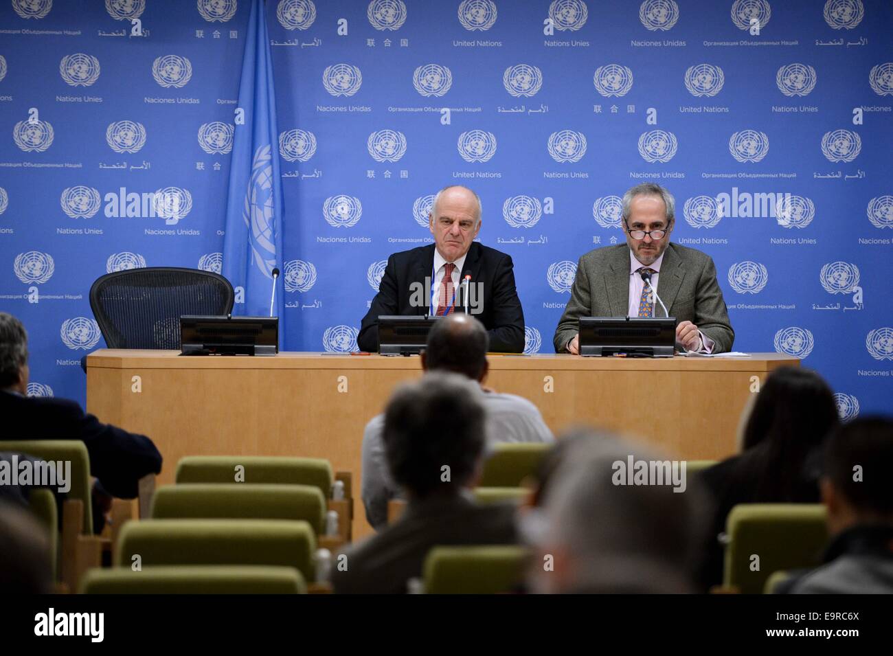 New York, USA. 31. Oktober 2014. New York, UN-Hauptquartier in New York. 31. Oktober 2014. David Nabarro (hinten L), UN Secretary-Generals Sonderbeauftragten für Ebola, spricht während eines Pressegesprächs auf der UN-Hauptquartier in New York am 31. Oktober 2014. Der UN-Gesandte zu Ebola Freitag forderte für nachhaltige internationale Bemühungen um das tödliche Virus zu bekämpfen, bis der letzte Fall behandelt wird, auch wenn die Rate der Infektionen rückläufig scheint. Bildnachweis: Niu Xiaolei/Xinhua/Alamy Live-Nachrichten Stockfoto