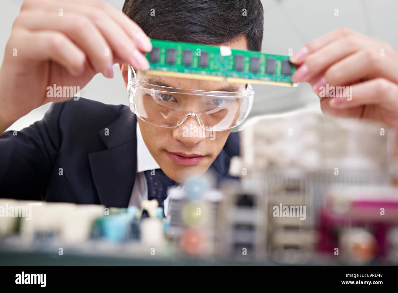Mann Befestigung computer Stockfoto