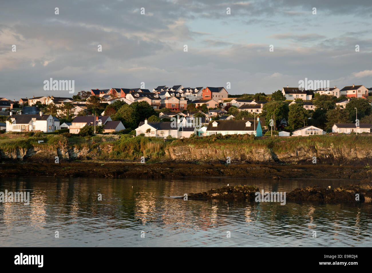 Bull Bay (Port Llechog) gesehen vom Küstenweg, Blick nach Osten in Richtung Amlwch Nordküste Isle of Anglesey, Nordwales Stockfoto