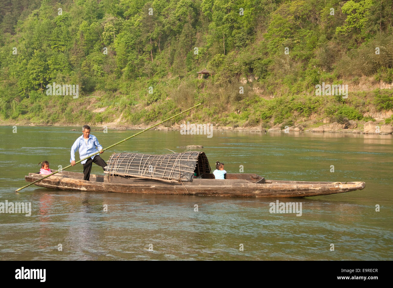 Traditionelles chinesisches Boot auf dem Qingshui Fluss, Shidong, Guizhou Provinz, China Stockfoto