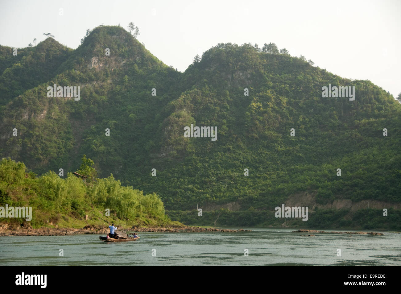 Traditionelles chinesisches Boot auf dem Qingshui Fluss, Shidong, Guizhou Provinz, China Stockfoto