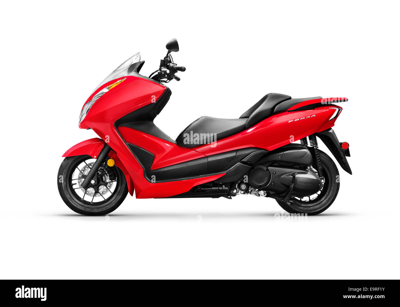 Führerschein erhältlich unter MaximImages.com – Roter 2014 Honda Forza ABS-Motorroller isoliert auf weißem Hintergrund mit Beschneidungspfad Stockfoto