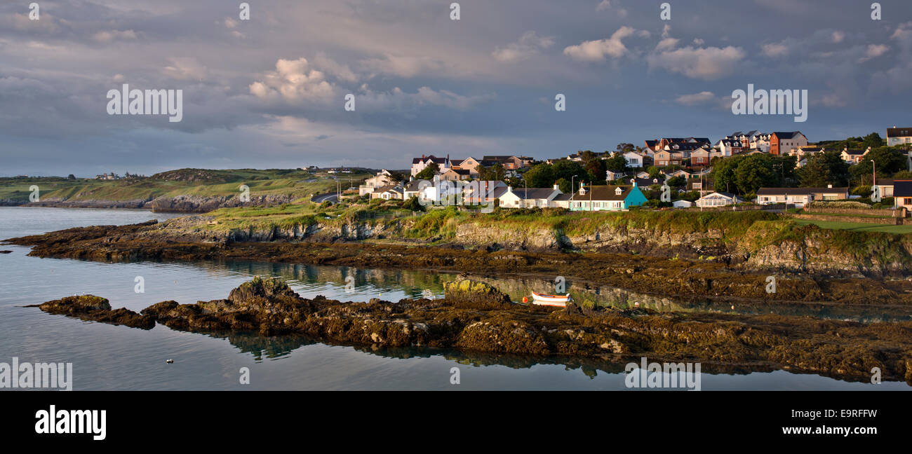 Bull Bay (Port Llechog) gesehen vom Küstenweg, Blick nach Osten in Richtung Amlwch Nordküste Isle of Anglesey, Nordwales Stockfoto