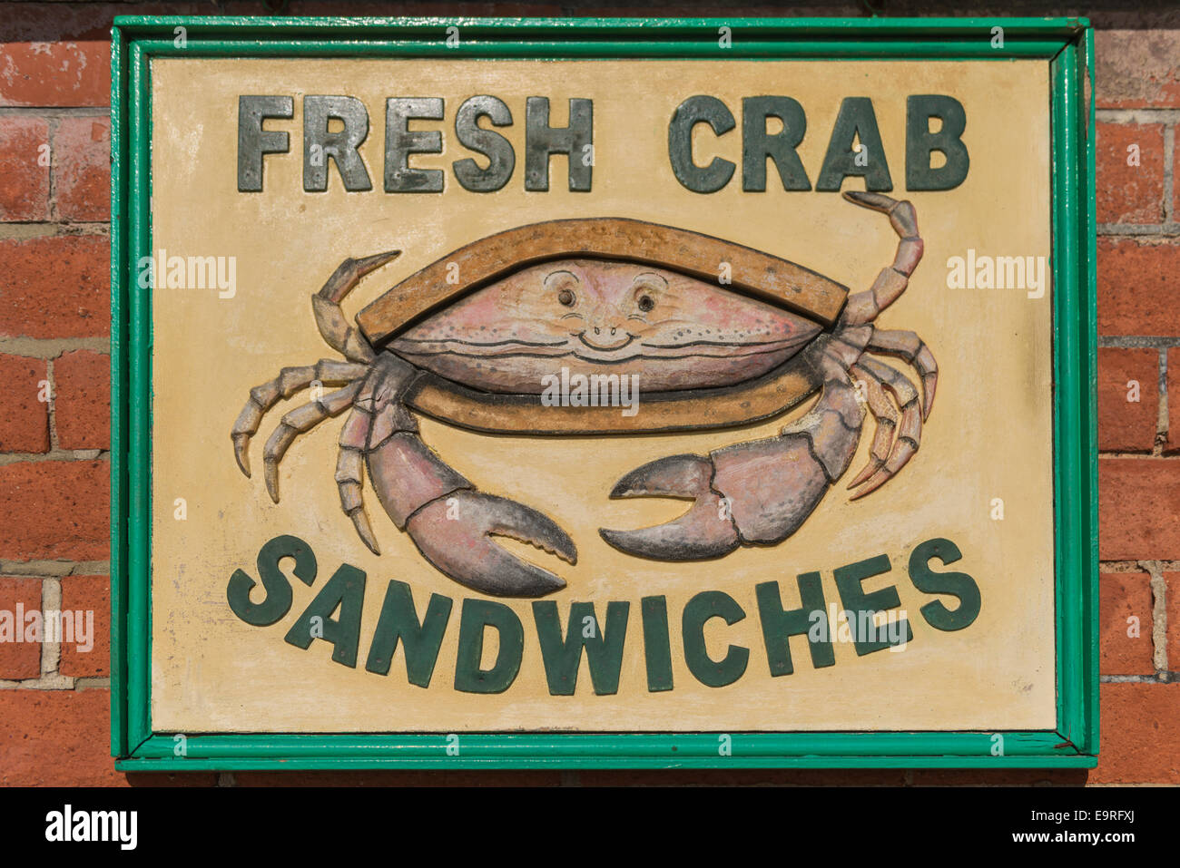 Ein traditionelles hölzernes frische Krabben Sandwiches Zeichen auf eine Mauer Stockfoto