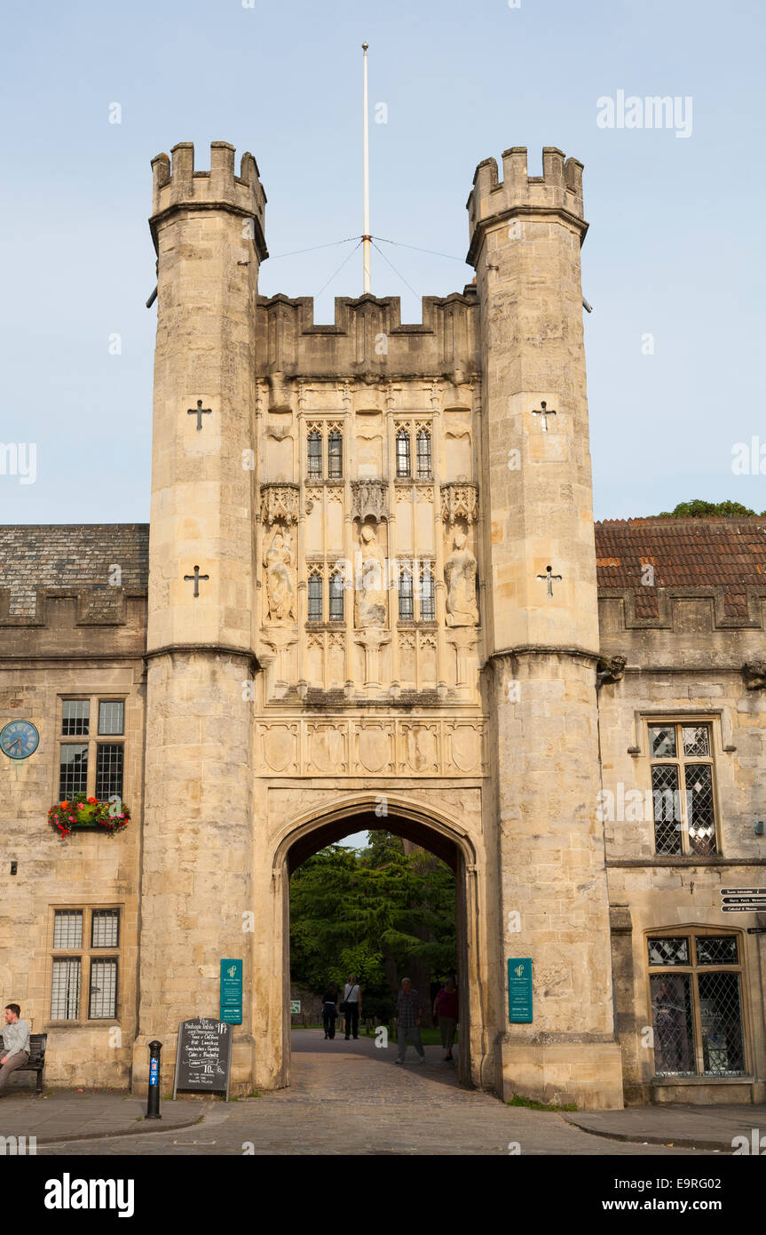 Der Bischof Auge; Tor vom Marktplatz zum Liberty St Andrew – der ummauerten Bezirk umschließt Bishops Palace & Wells Cathedral, Somerset. VEREINIGTES KÖNIGREICH. Stockfoto