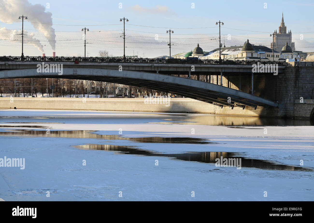 Eis schwimmt auf dem Fluss im Winter Moskau in Russland Stockfoto