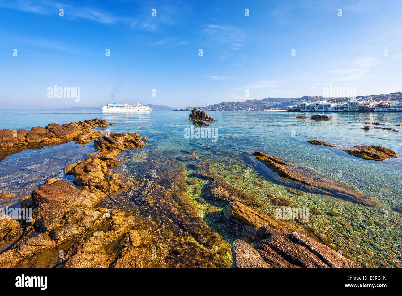 Felsigen Strand vor Little Venice in Mykonos, Kykladen, Griechenland Stockfoto