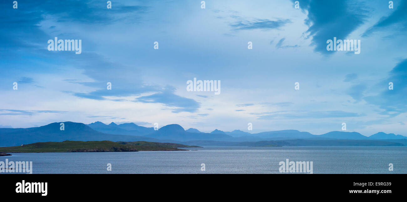 Atemberaubende schottische Landschaft mit See loch und Bergen unter Cereanhimmel in den westlichen Highlands von SCHOTTLAND Stockfoto