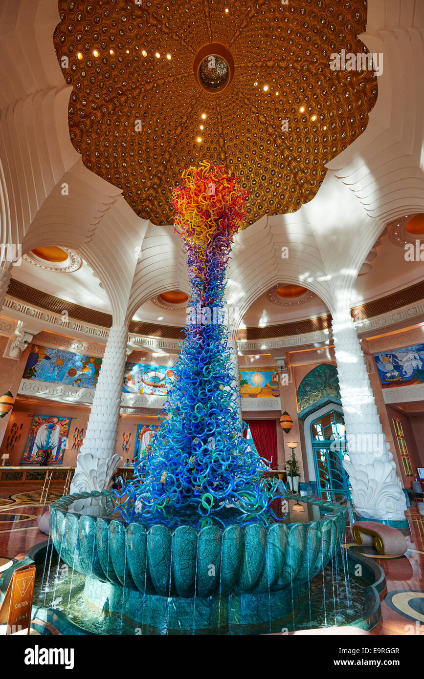 Glas-Skulptur von Künstler Dale Chihuly im Hotel Royal Towers Grand Lobby Atlantis The Palm Dubai Vereinigte Arabische Emirate Stockfoto