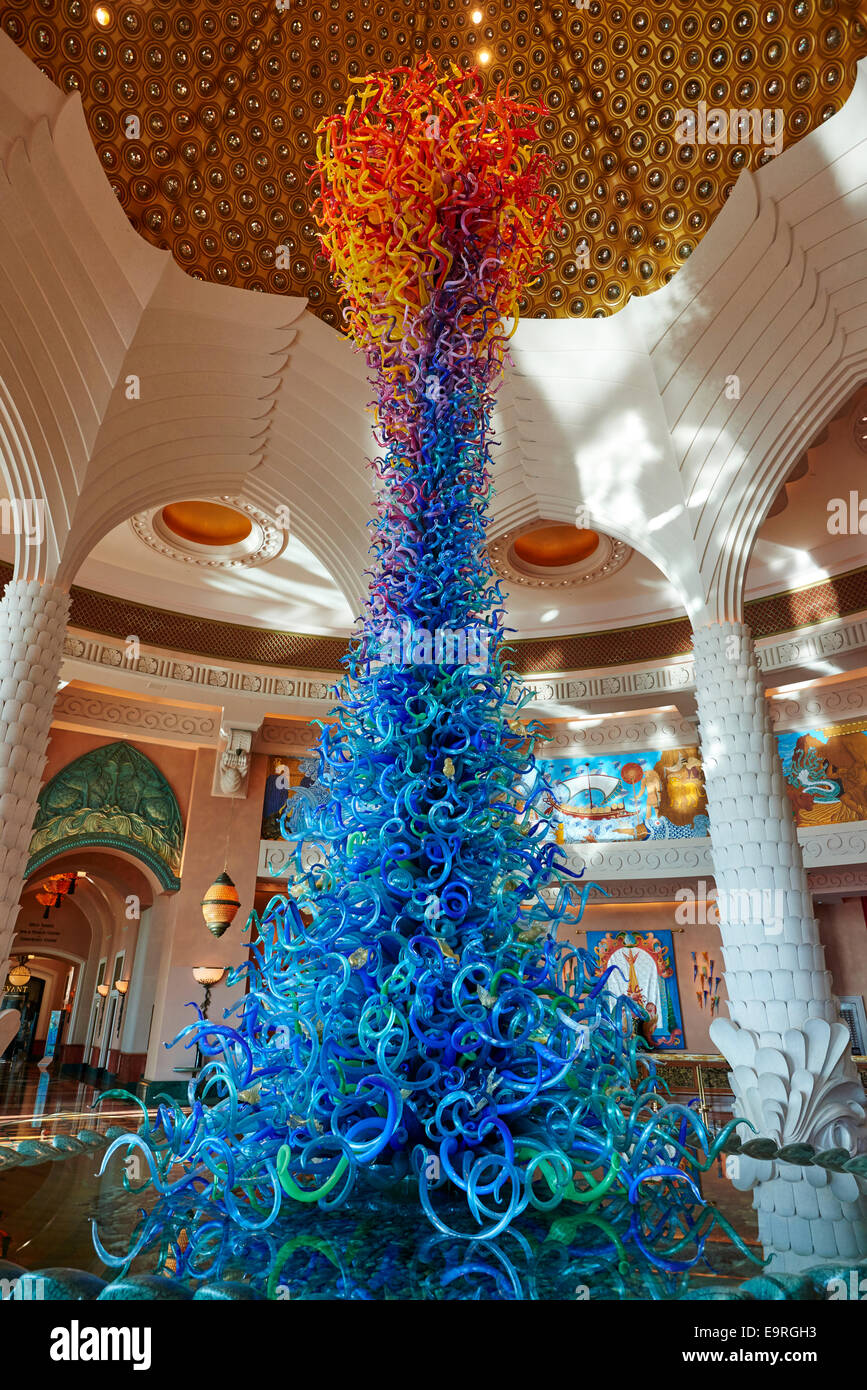 Glas-Skulptur von Künstler Dale Chihuly im Hotel Royal Towers Grand Lobby Atlantis The Palm Dubai Vereinigte Arabische Emirate Stockfoto