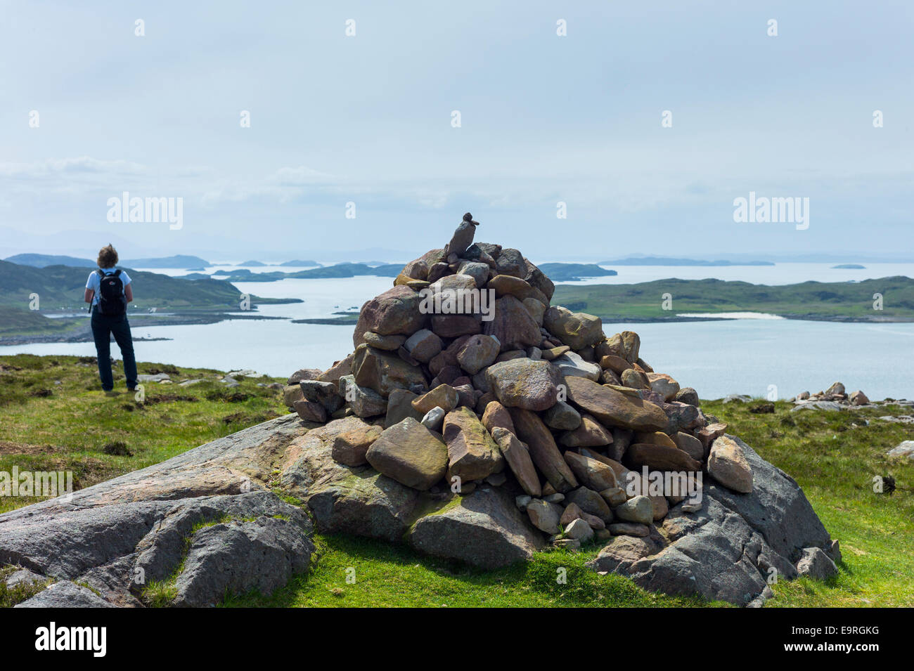 Touristen sieht The Summer Isles, Bestandteil der Inneren Hebriden und den äußeren Hebriden aus durch einen Cairn auf Altandhu, die Westküste o Stockfoto