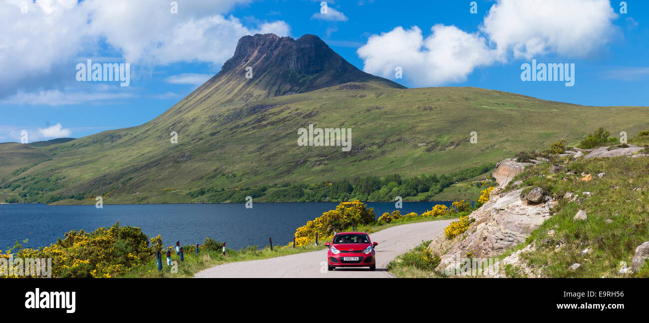 Autofahrer auf Urlaub von Stac Pollaidh, Stack Polly Berg in Inverpolly National Nature Reserve in Coigach Bereich Nort touring Stockfoto