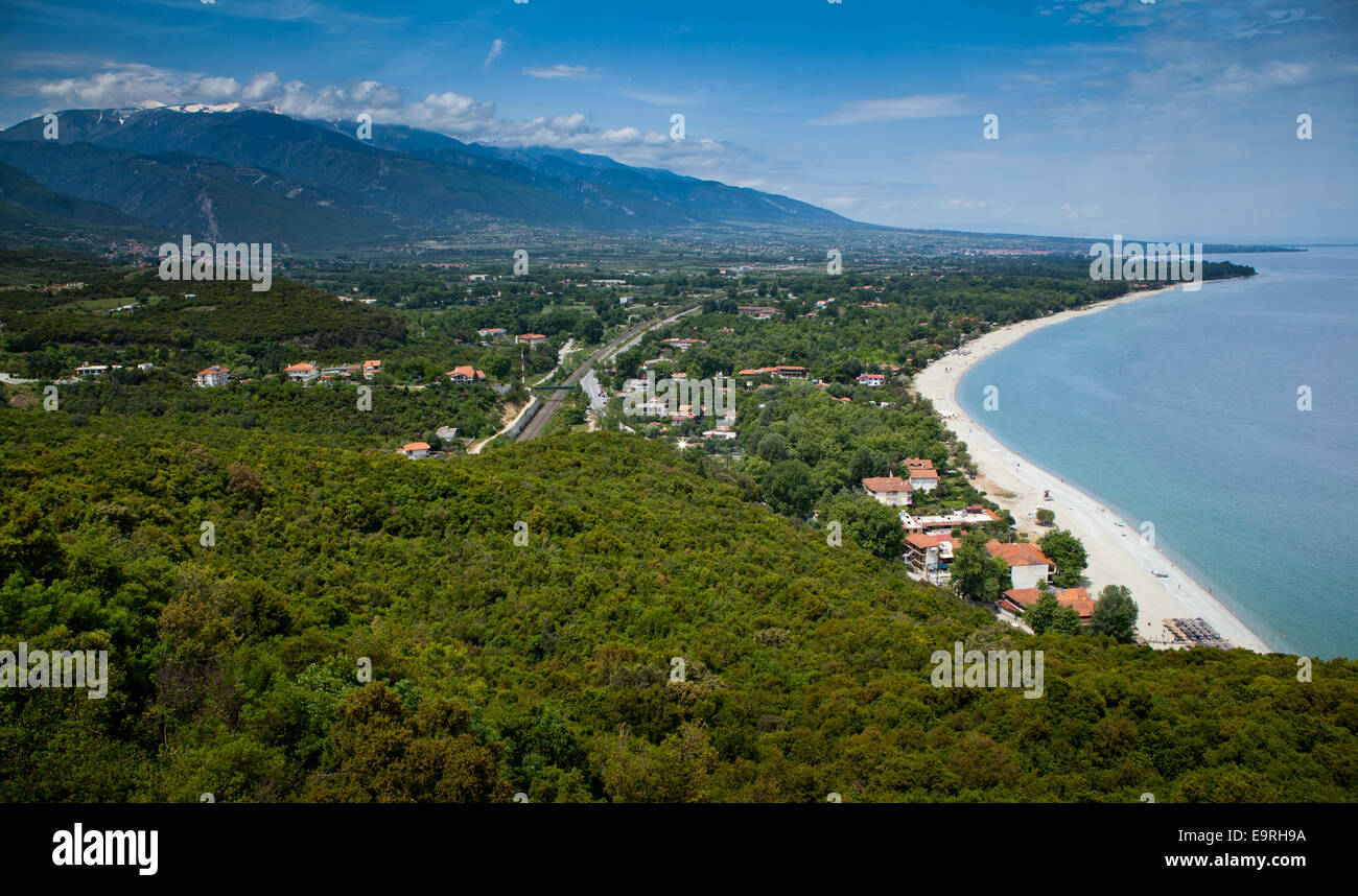 Die Küste der Raralia Panteleimonos mit Mount Olymus im Hintergrund in der Region Thessalien in Griechenland. Stockfoto
