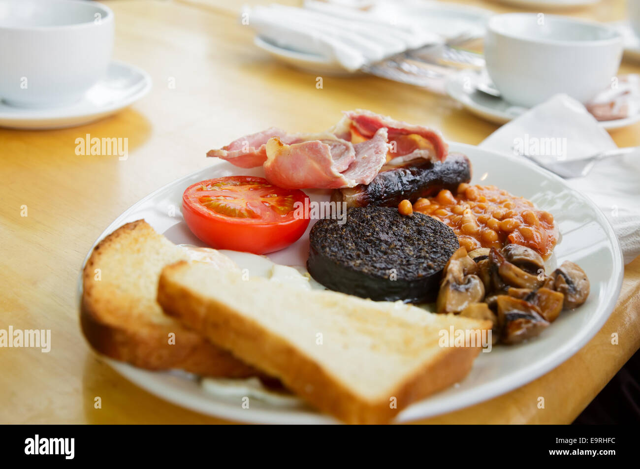 Platte mit vollen schottischen Frühstück mit Toast, Spiegelei, gebackene Bohnen, gegrillte Blutwurst, Würstchen, Tomaten, mushroo Stockfoto