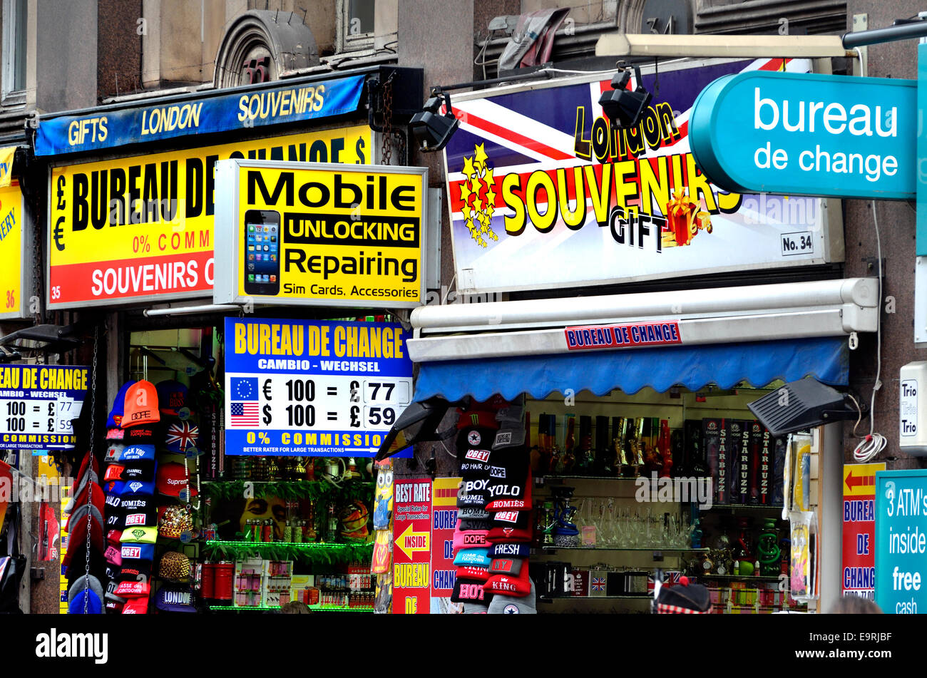 London, England, Vereinigtes Königreich. Souvenirläden und Devisen-Kioske Stockfoto