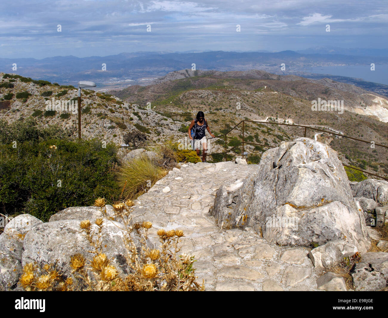 Besucher erreichen die Spitze des Monte Calamorro oben Benalmádena, Andalusien, Spanien Stockfoto