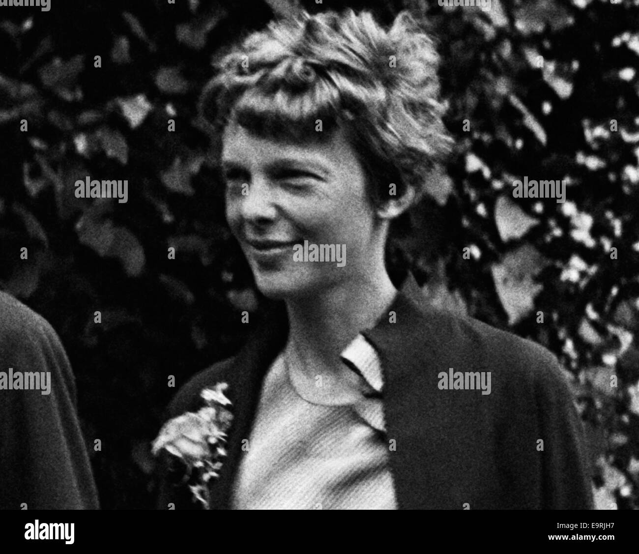 Vintage-Foto der amerikanischen Luftfahrtpionierin und Autorin Amelia Earhart (1897 – 1939 für tot erklärt) – Earhart und ihr Navigator Fred Noonan verschwanden 1937 bekanntermaßen, als sie versuchte, das erste Weibchen zu werden, das einen Rundflug über den Globus absolvierte. Foto aufgenommen im Juni 1932. Stockfoto