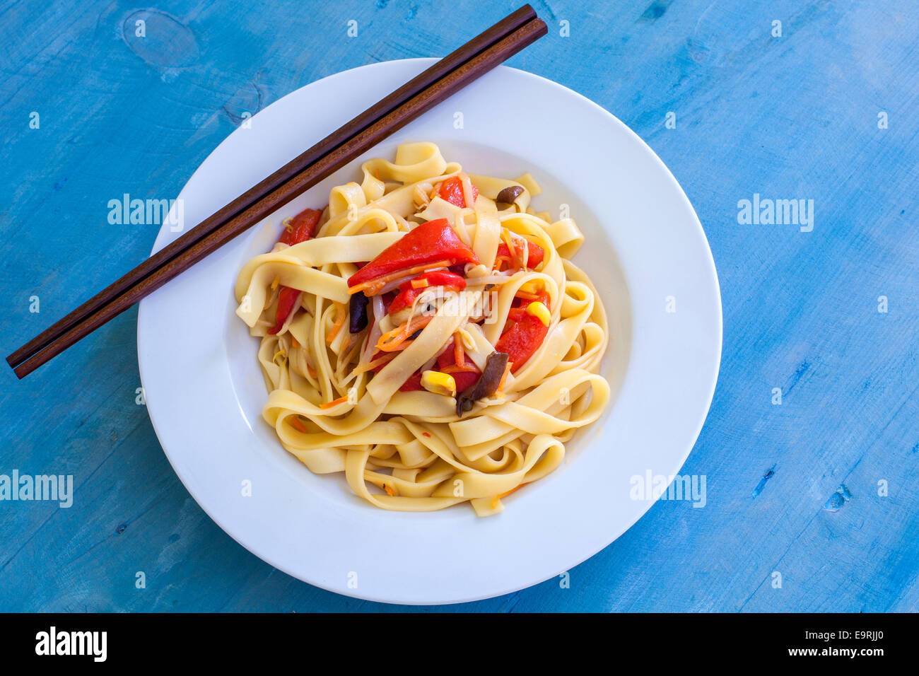 eine weiße Schüssel mit chinesischen Nudeln und Gemüse Stockfoto