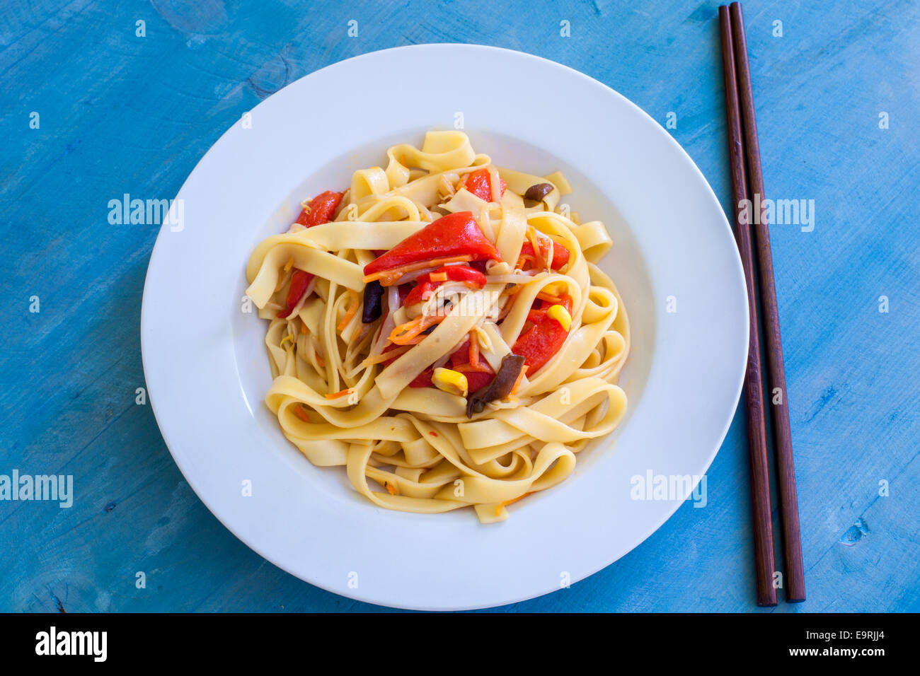 eine weiße Schüssel mit chinesischen Nudeln und Gemüse Stockfoto