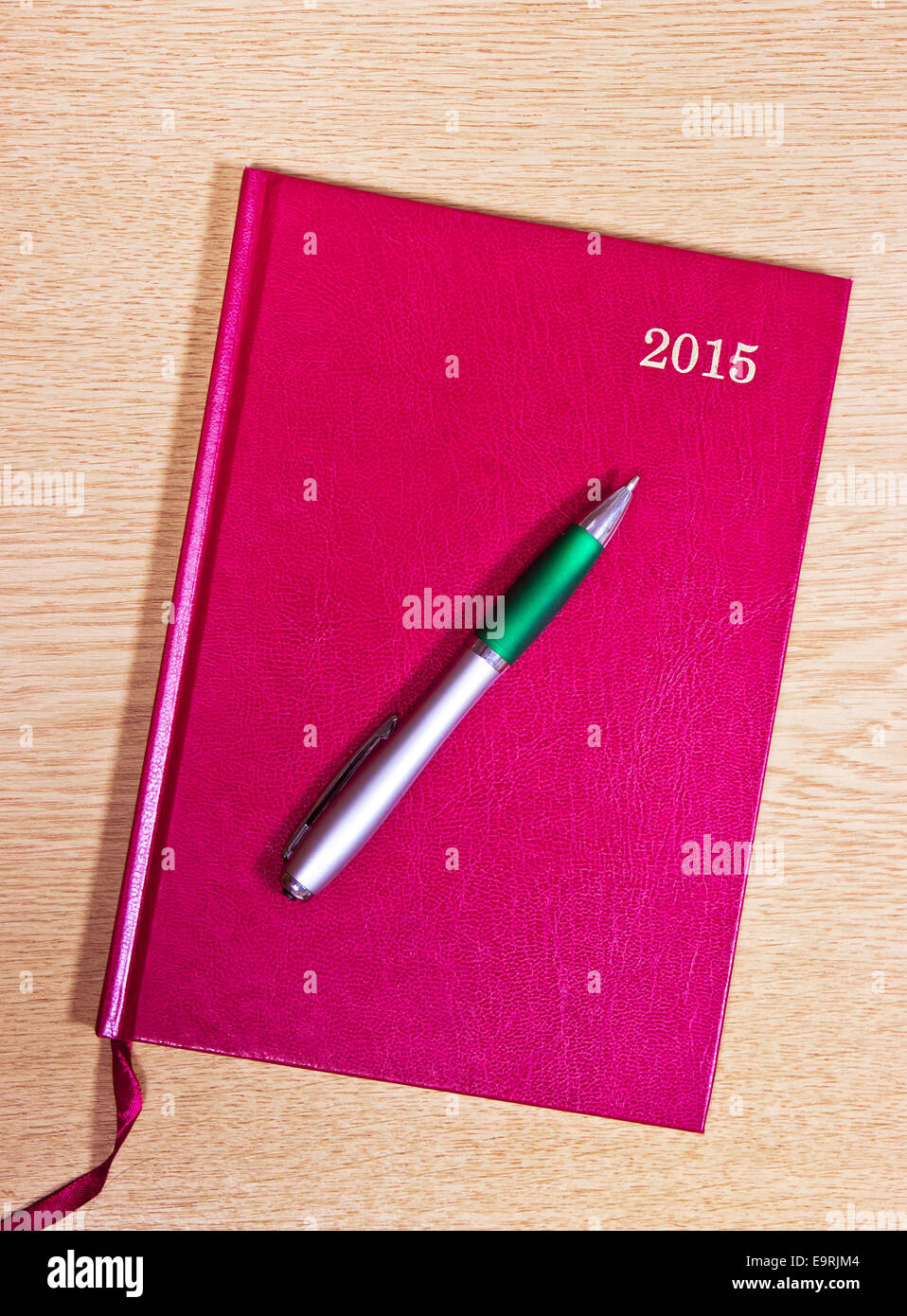 Ein rot 2015 Schreibtisch Tagebuch mit einem Stift Stockfoto