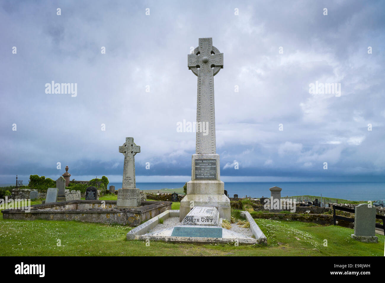 Grab und Keltenkreuz Monument zum Gedenken an Flora MacDonald, schottischer Patriot und Held im Friedhof von Kilmuir, Isle Of Skye, Stockfoto